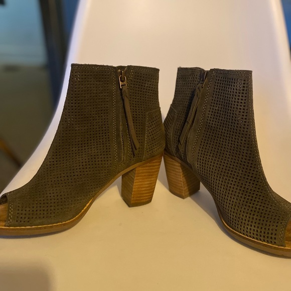 Toms • Majorca Peep Toe Booties - Picture 4 of 8